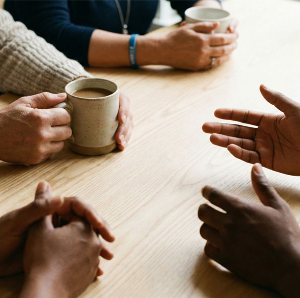 Membres de l'association CERDI à Angers partageant un moment de dialogue et de fraternité autour d'une table.